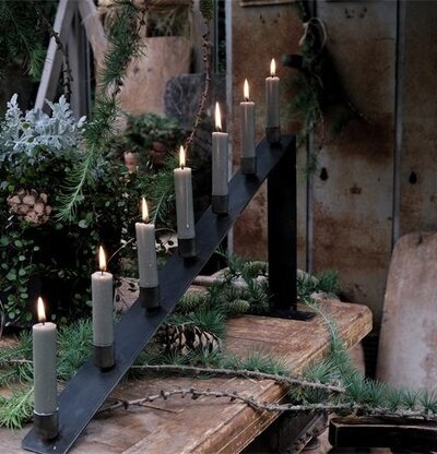 Ljusstake Insjön från I AM Interior på rustikt träbord