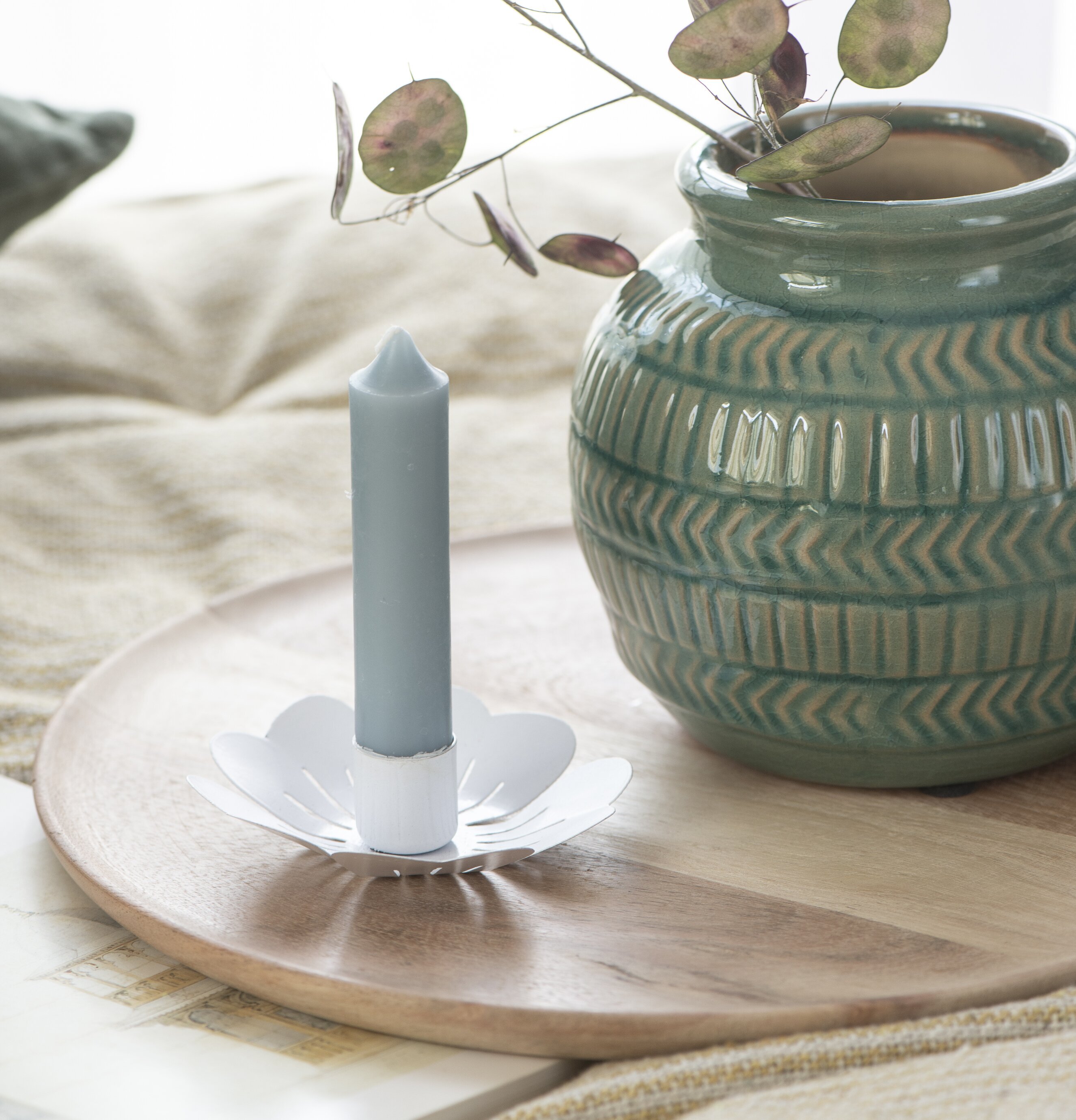 IB Laursen Stearinljus Kort Ljusblå i vit blomformad hållare