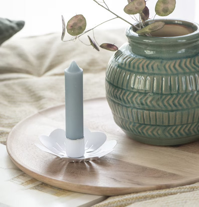 IB Laursen Stearinljus Kort Ljusblå i vit blomformad hållare