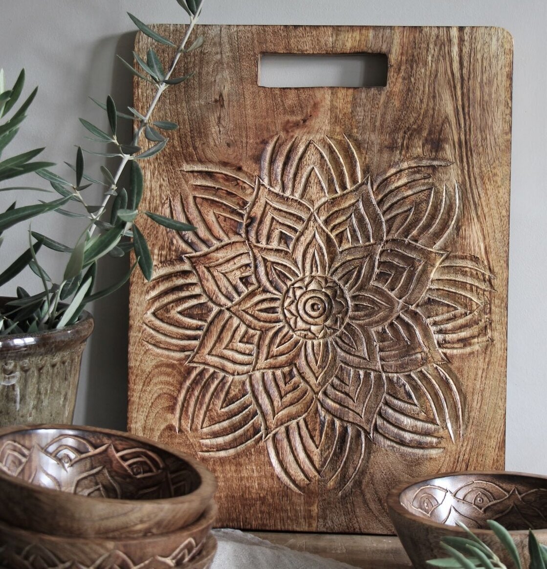 Fleur Skärbräda Rek Stor från Majas Cottage med snidad design