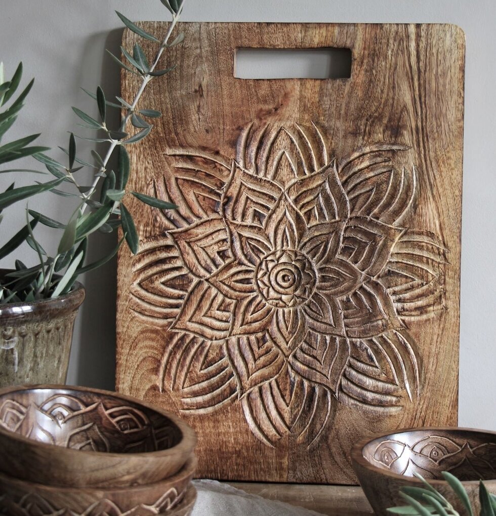 Fleur Skärbräda Rek Stor från Majas Cottage med snidad design