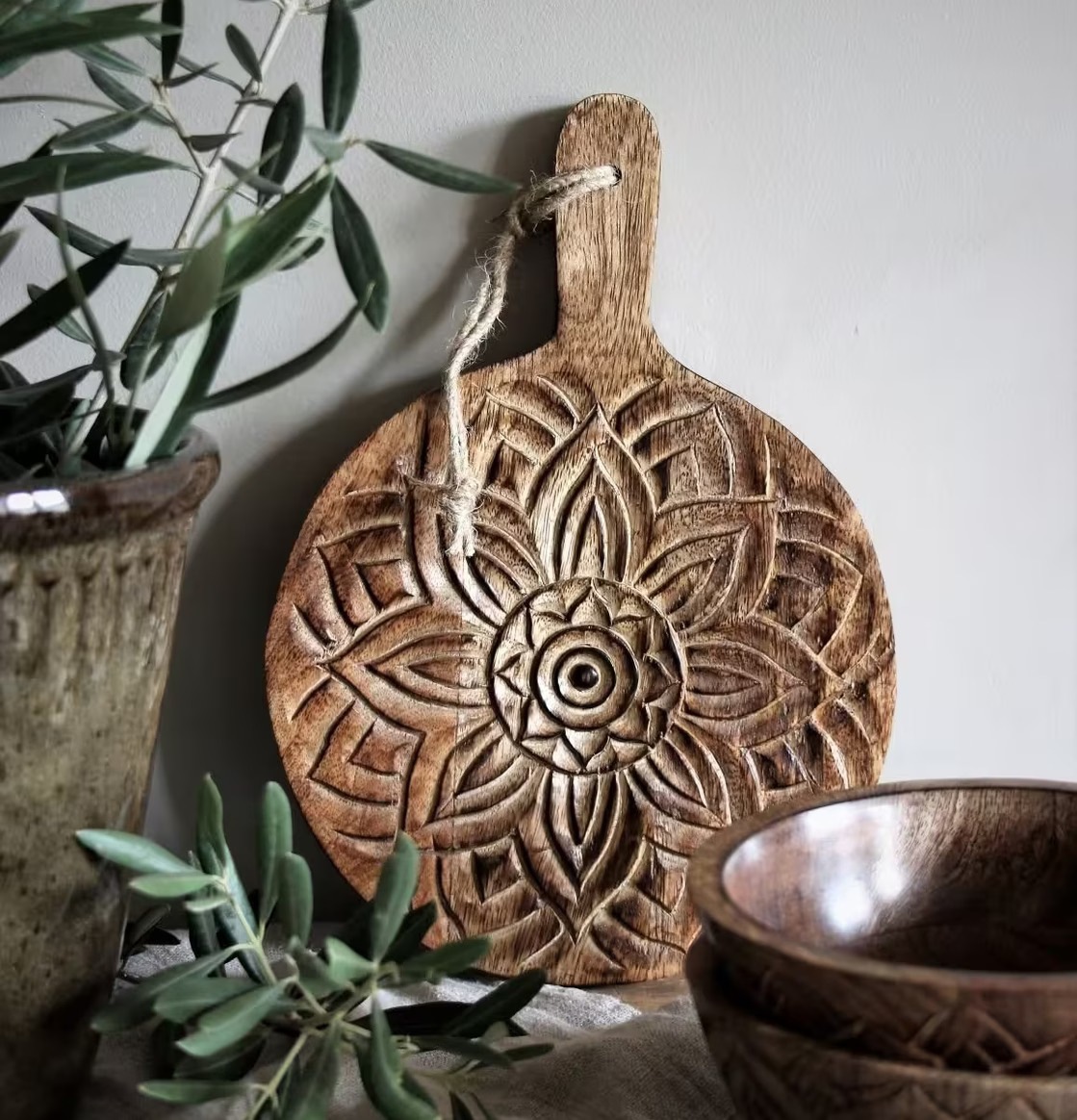 Fleur Skärbräda Rund från Majas Cottage i rustik miljö