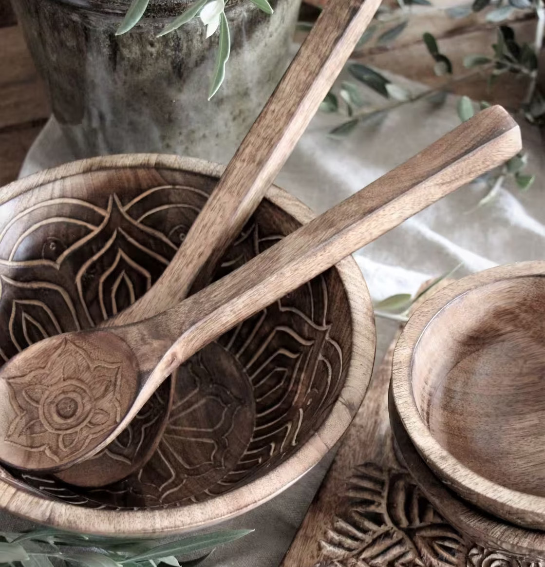 Fleur Salladsbestick Set/2 från Majas Cottage på rustikt bord