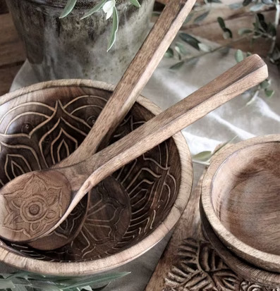 Fleur Salladsbestick Set/2 från Majas Cottage på rustikt bord