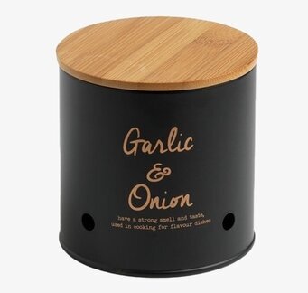 Foto av elegant plåtburk för lök och vitlök i köket