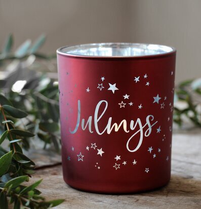 Bild av dekorativ ljuslykta för julmys och värme