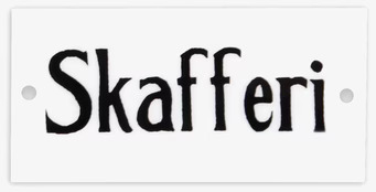 Skylt Skafferi från Strömshaga med vit bakgrund och svart text