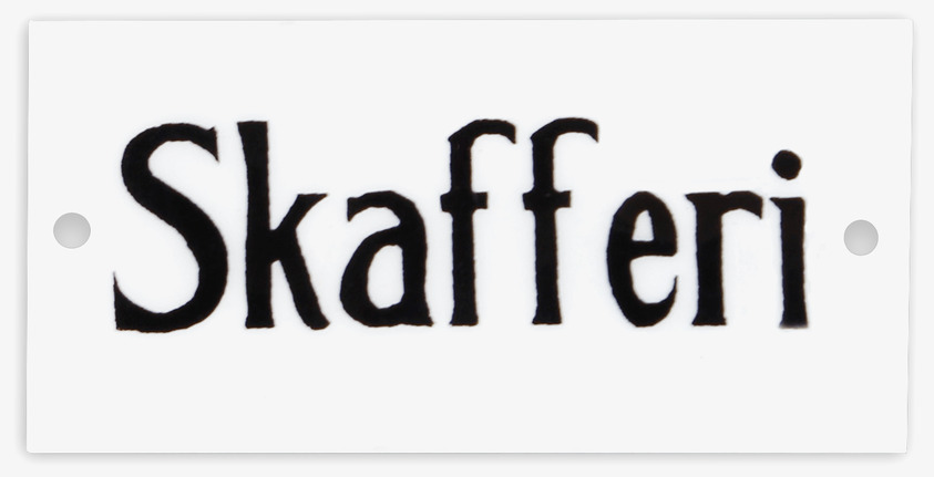 Skylt Skafferi från Strömshaga med vit bakgrund och svart text