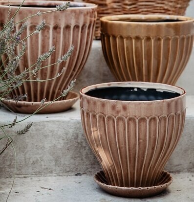 Kruka Askrosa 30 cm Inkl Fat från Strömshaga på cementtrappa