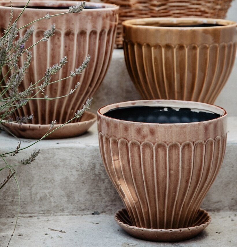 Kruka Askrosa 30 cm Inkl Fat från Strömshaga på cementtrappa