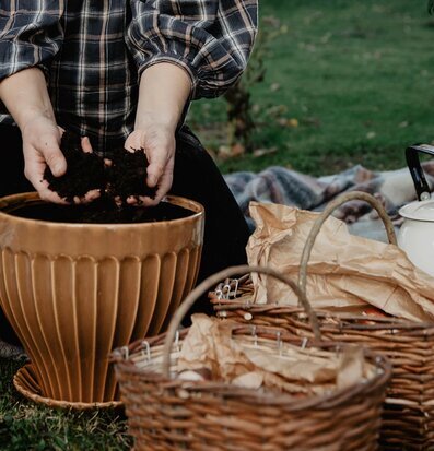 Kruka Ockra 30 cm Inkl Fat från Strömshaga på gräsmatta