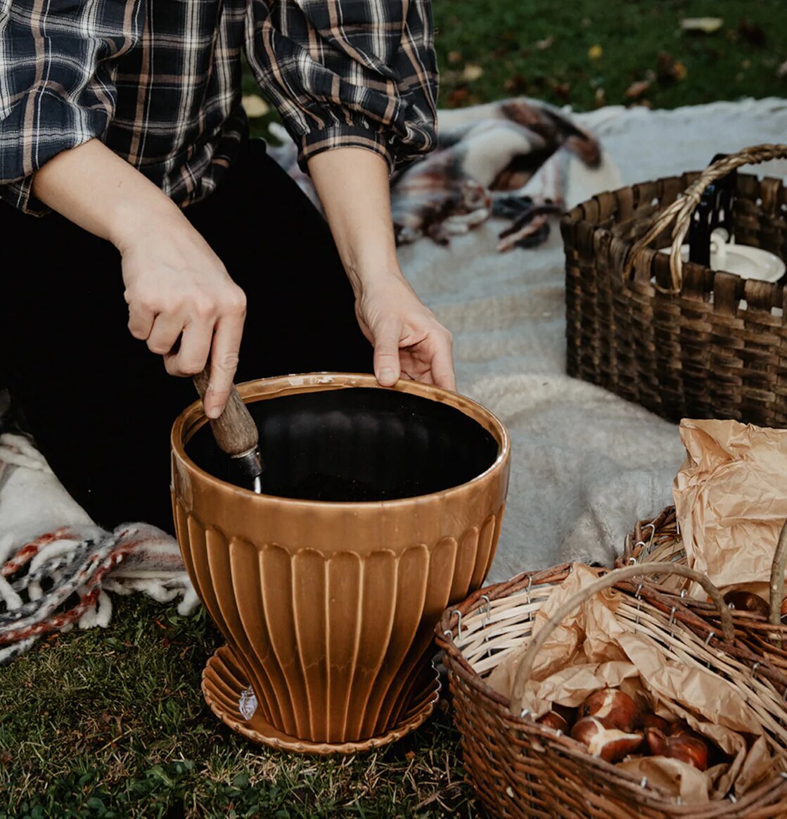 Kruka Ockra 25 cm Inkl Fat från Strömshaga utomhus