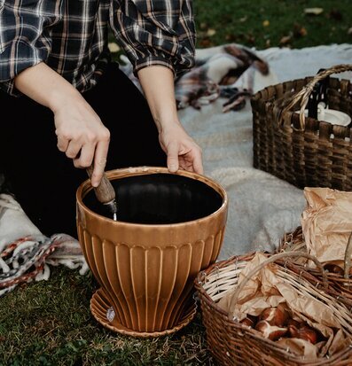 Kruka Ockra 25 cm Inkl Fat från Strömshaga utomhus