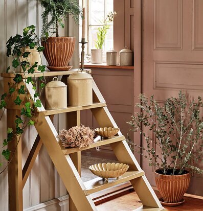 Kruka Ockra 25 cm Inkl Fat från Strömshaga på trapphylla