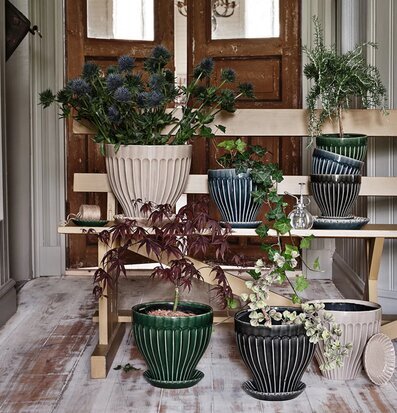 Kruka Grön 21 cm Inkl Fat från Strömshaga på trägolv