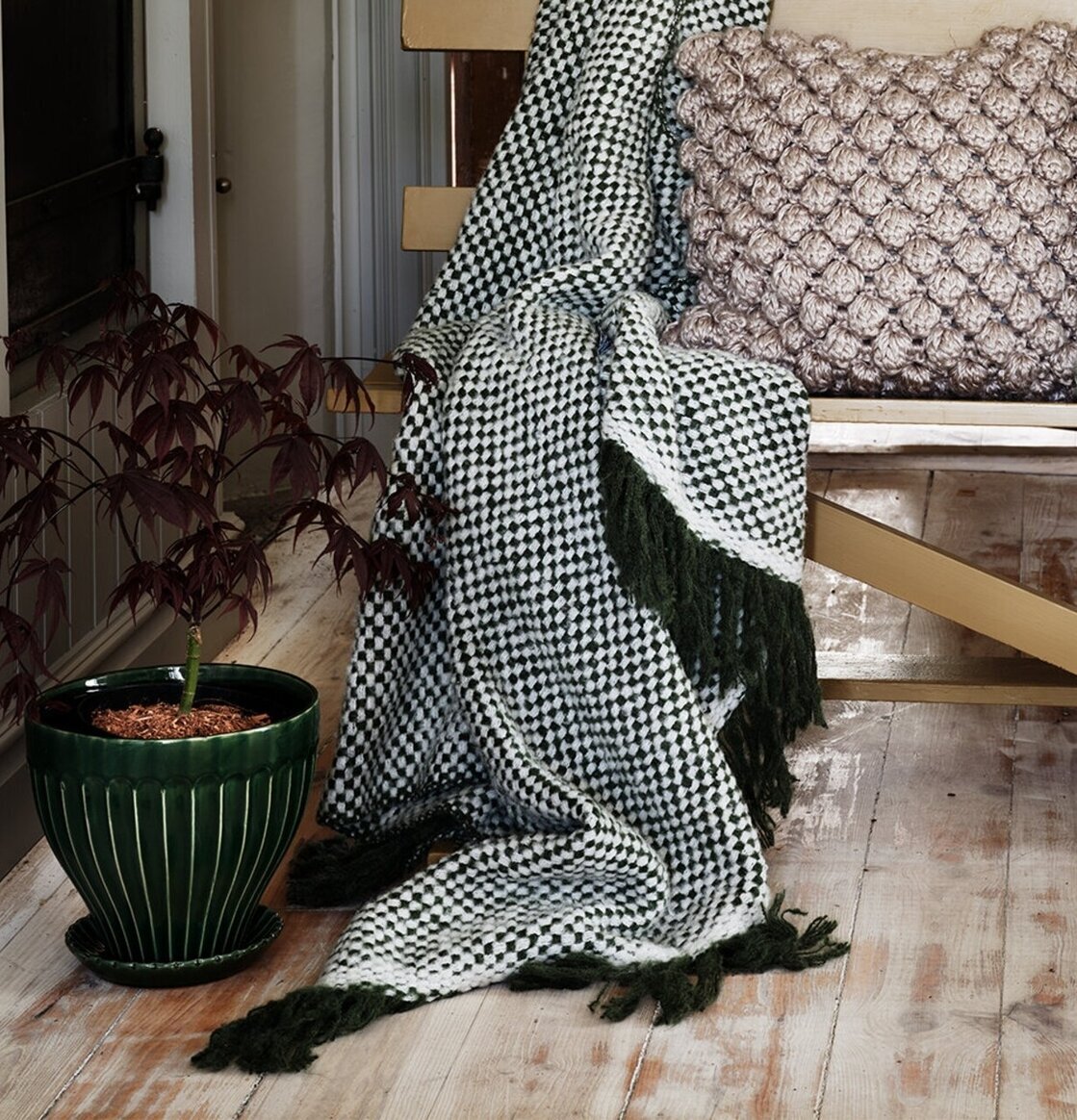 Kruka Grön 30 cm Inkl Fat från Strömshaga på trägolv