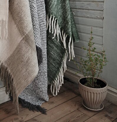 Kruka Beige 25 cm Inkl Fat från Strömshaga på trägolv