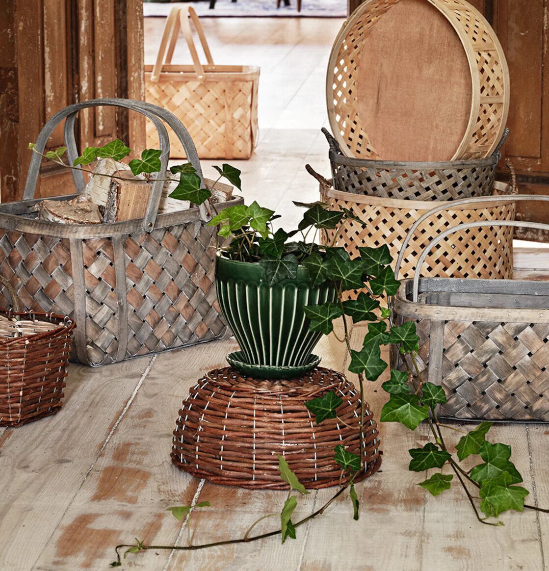 Kruka Grön 21 cm Inkl Fat från Strömshaga på rustikt trä