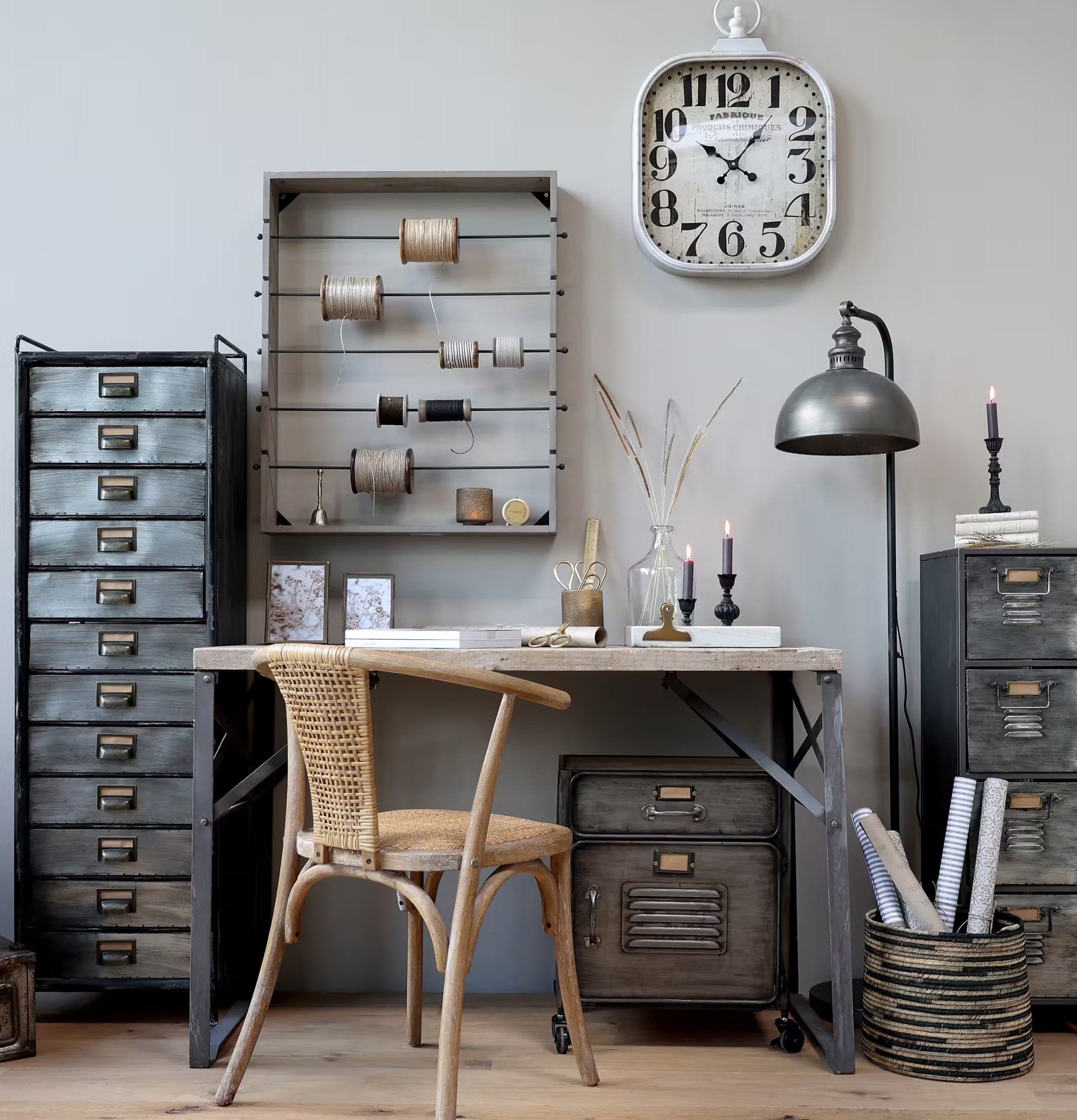 Factory Skåp Antikgrå från Chic Antique i en arbetsmiljö