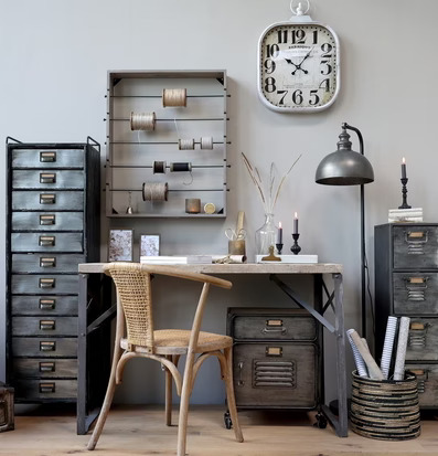 Factory Skåp Antikgrå från Chic Antique i en arbetsmiljö