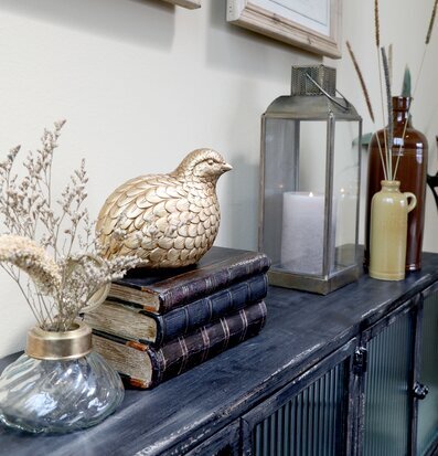 Böcker Dekoration Antikbrun från Chic Antique på träbord