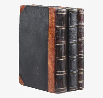 Böcker Dekoration Antikbrun från Chic Antique på en hylla