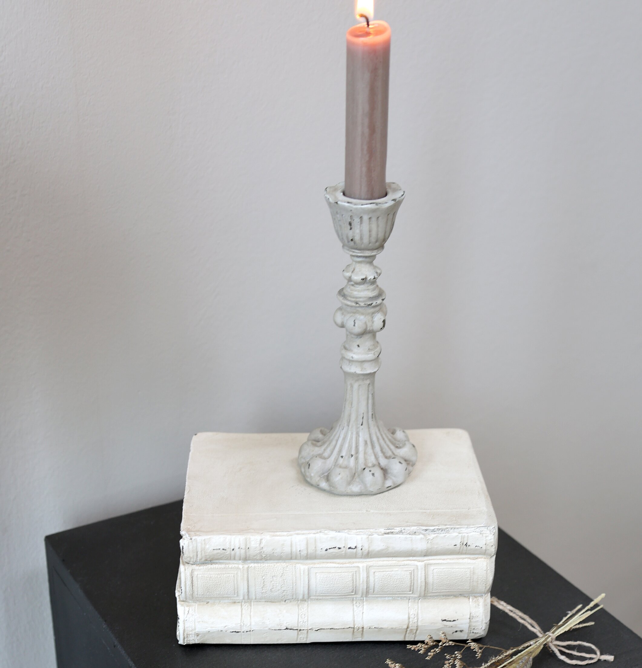 Böcker Dekoration Antique Creme från Chic Antique på skåp