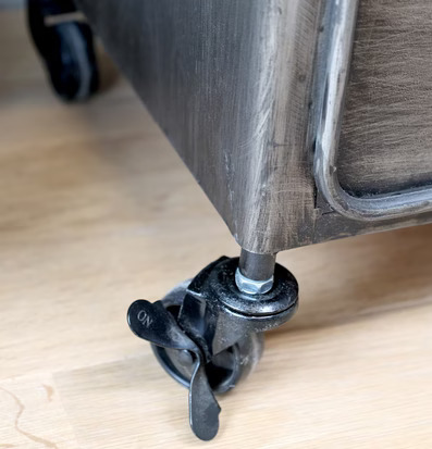 Factory Skåp Antikgrå från Chic Antique på ljust trägolv