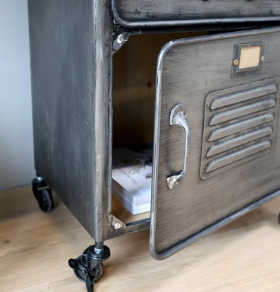 Factory Skåp Antikgrå från Chic Antique i industriell stil