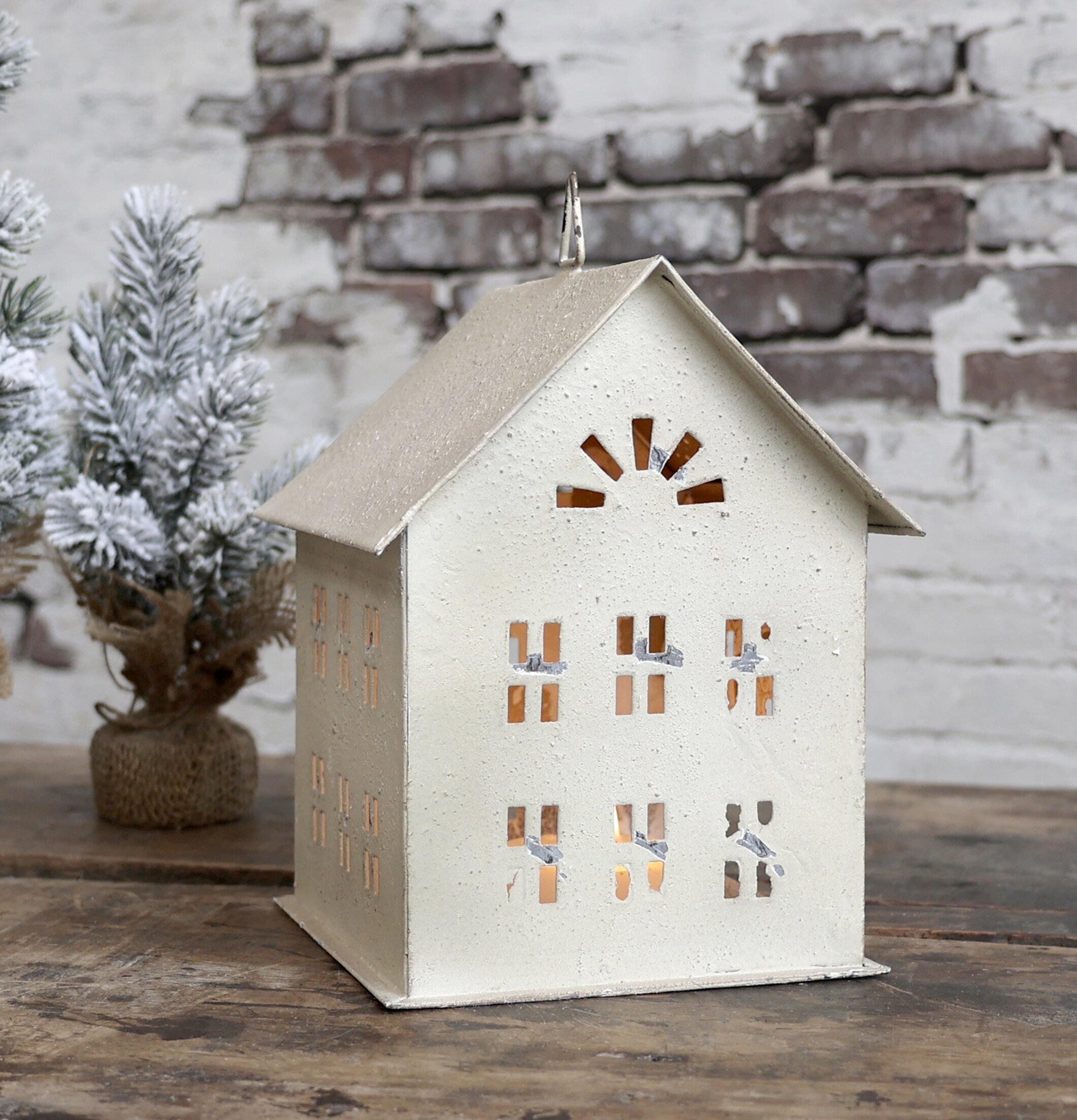 Ljuslykta Hus #2 Antique Creme från Chic Antique på träbord