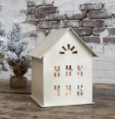 Foto av charmig ljuslykta och vinterdekorationer