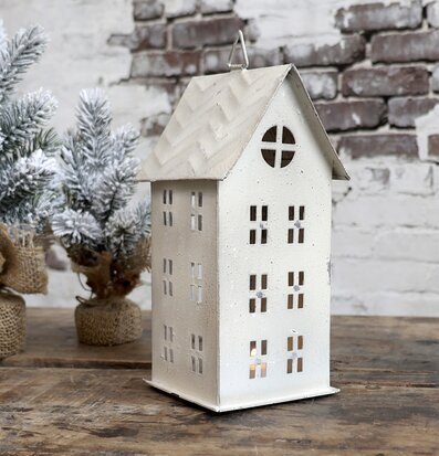 Bild av ljuslykta i form av ett hus med vintertema