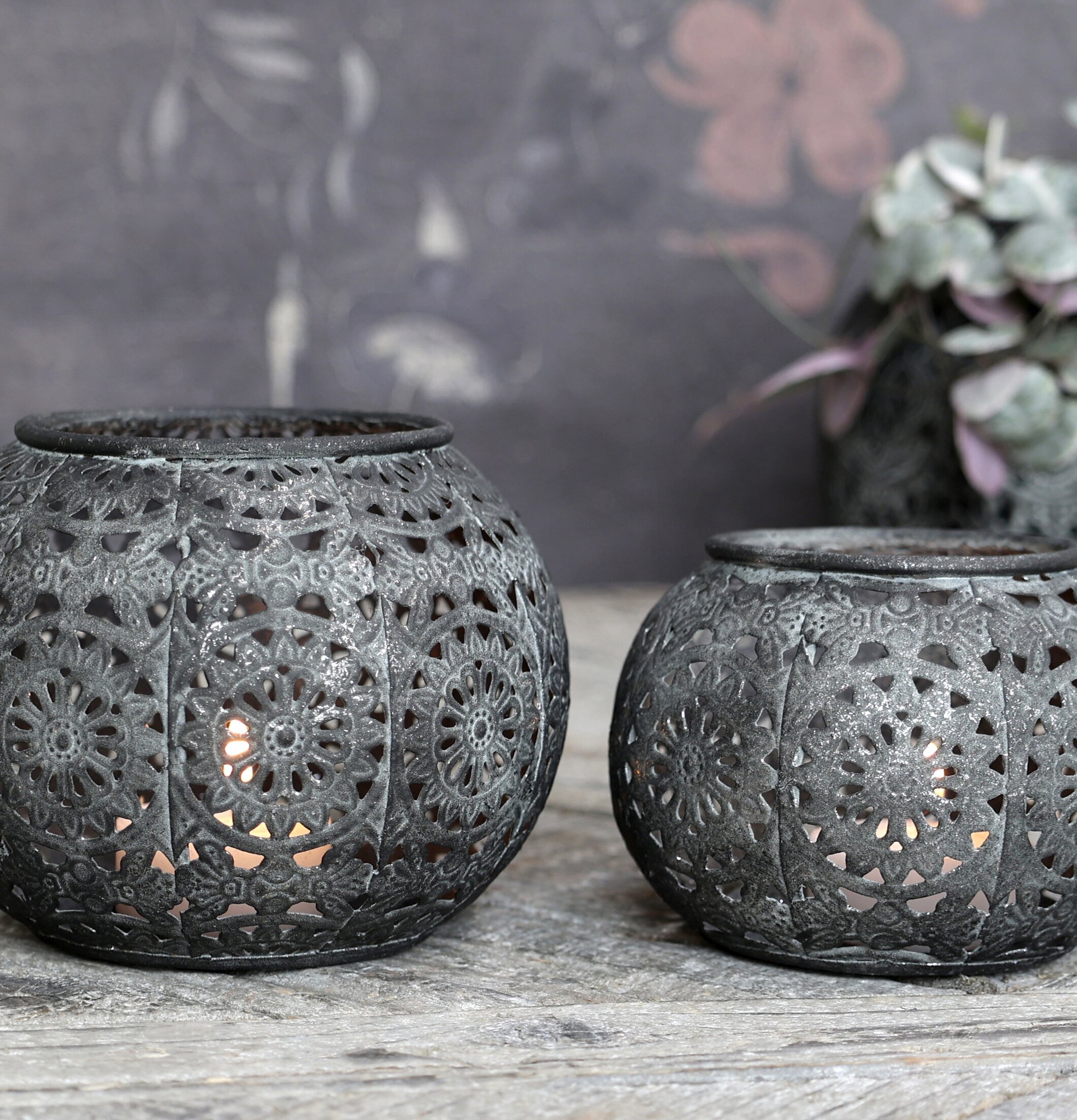 Bild av antika ljuslyktor i rustik och charmig miljö