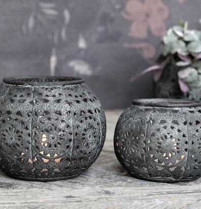 Bild av antika ljuslyktor i rustik och charmig miljö