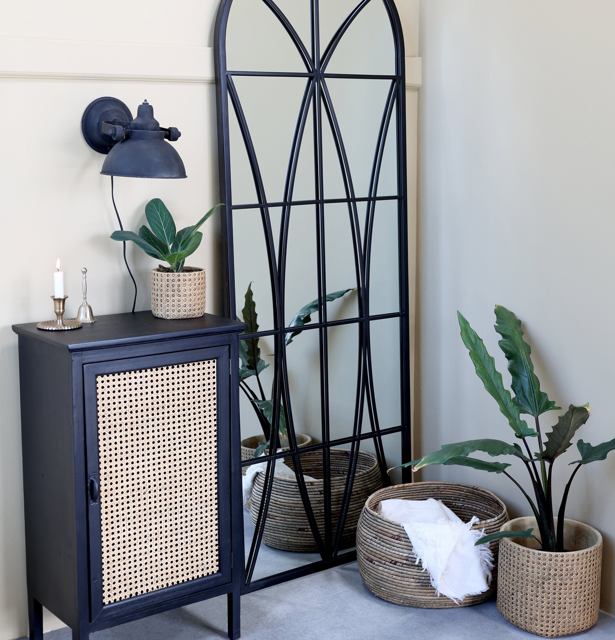 Vägglampa Factory Antik Svart från Chic Antique på ljus vägg