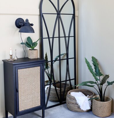 Vägglampa Factory Antik Svart från Chic Antique på ljus vägg