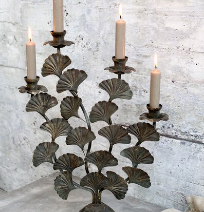 Fransk Ljusstake Antik Mässing från Chic Antique på stenyta