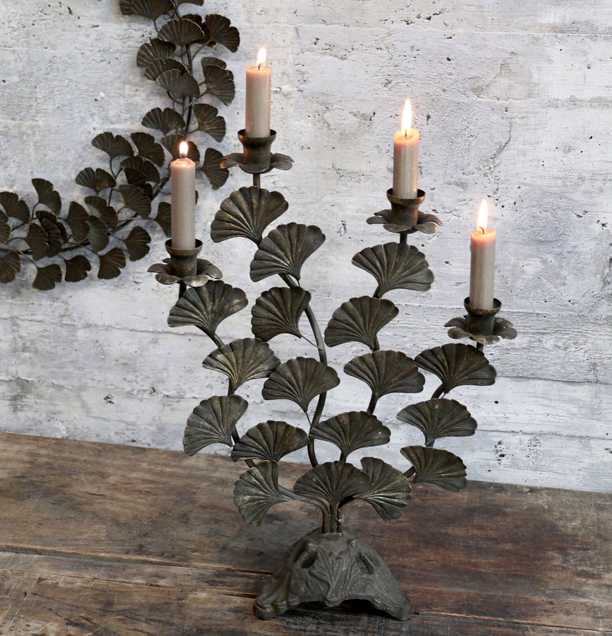 Fransk Ljusstake Antik Mässing från Chic Antique på träbord