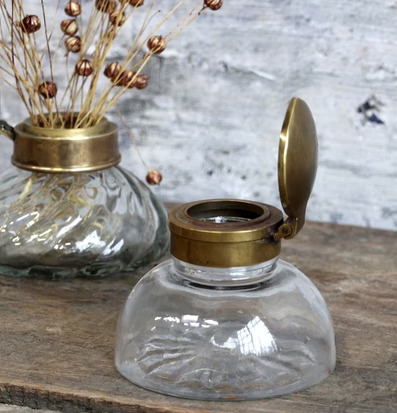 Gl Fransk Låg Vas #3 från Chic Antique på robust träyta