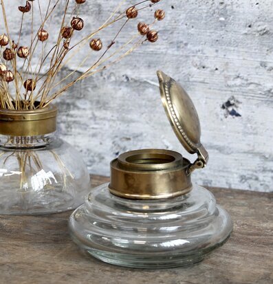 Gl Fransk Låg Vas #2 från Chic Antique med mässingslock