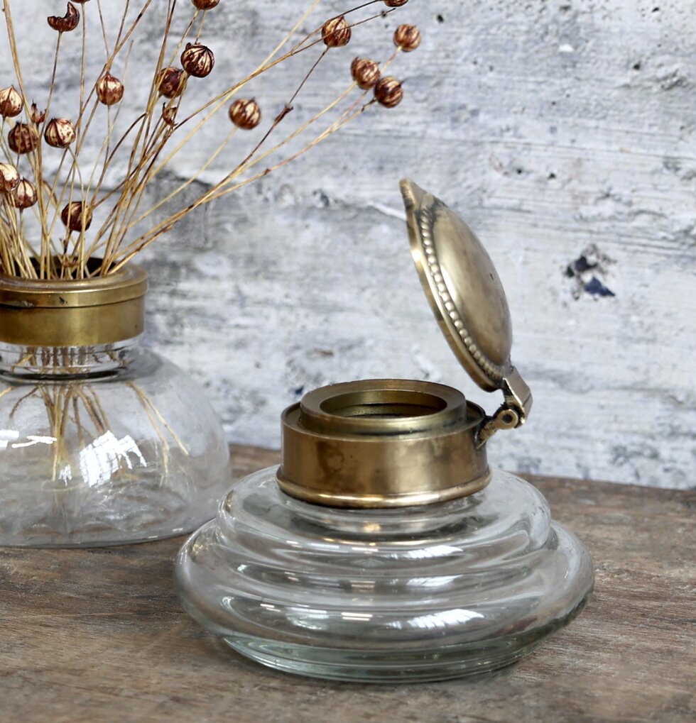 Gl Fransk Låg Vas #2 från Chic Antique med mässingslock