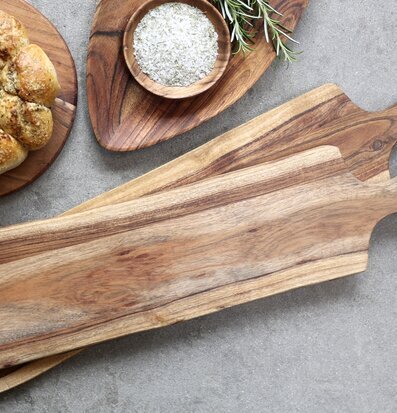 Tapasbräda/Skärbräda M Acacia från Chic Antique i köksmiljö