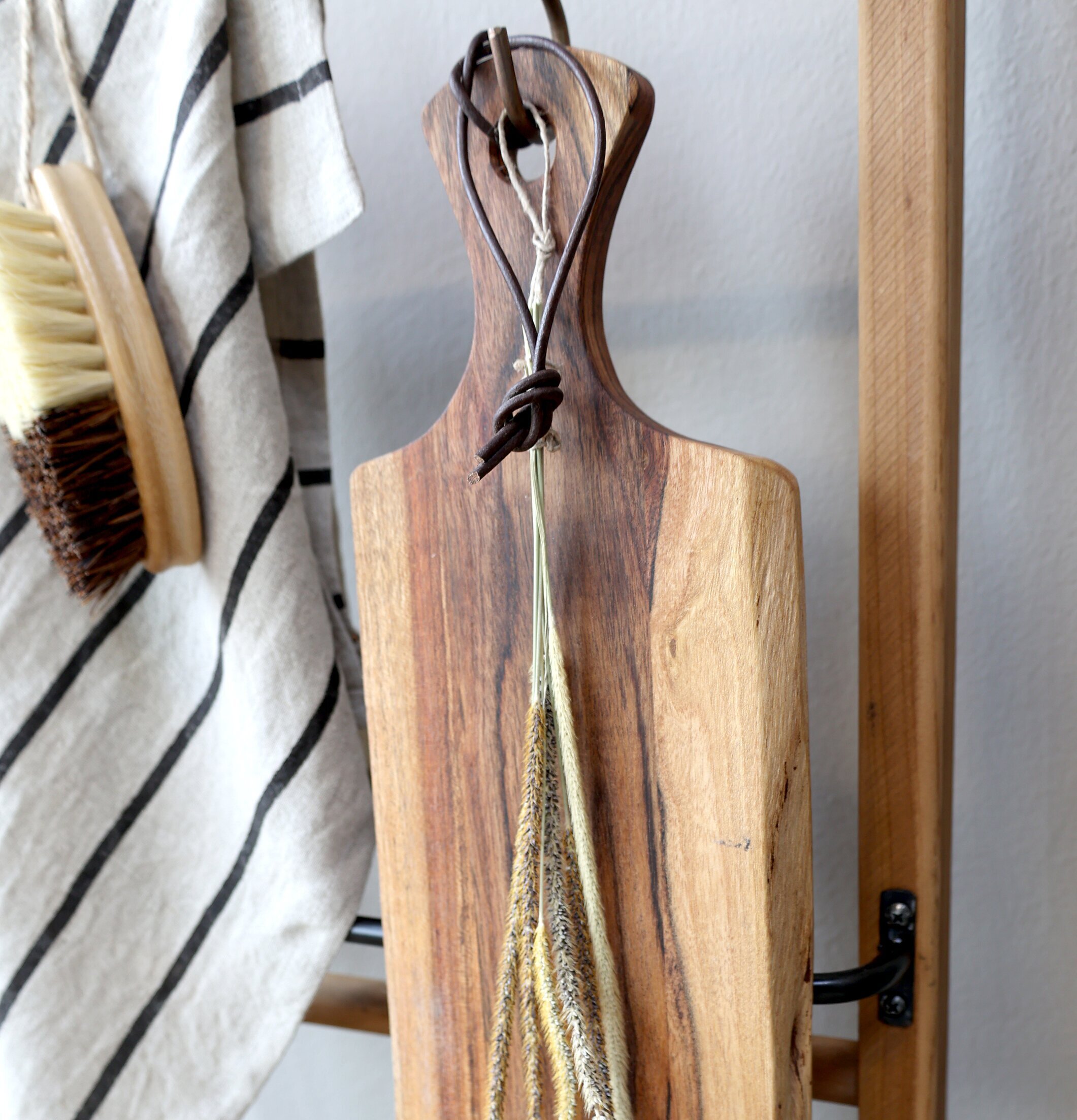 Tapasbräda/Skärbräda M Acacia från Chic Antique i kök