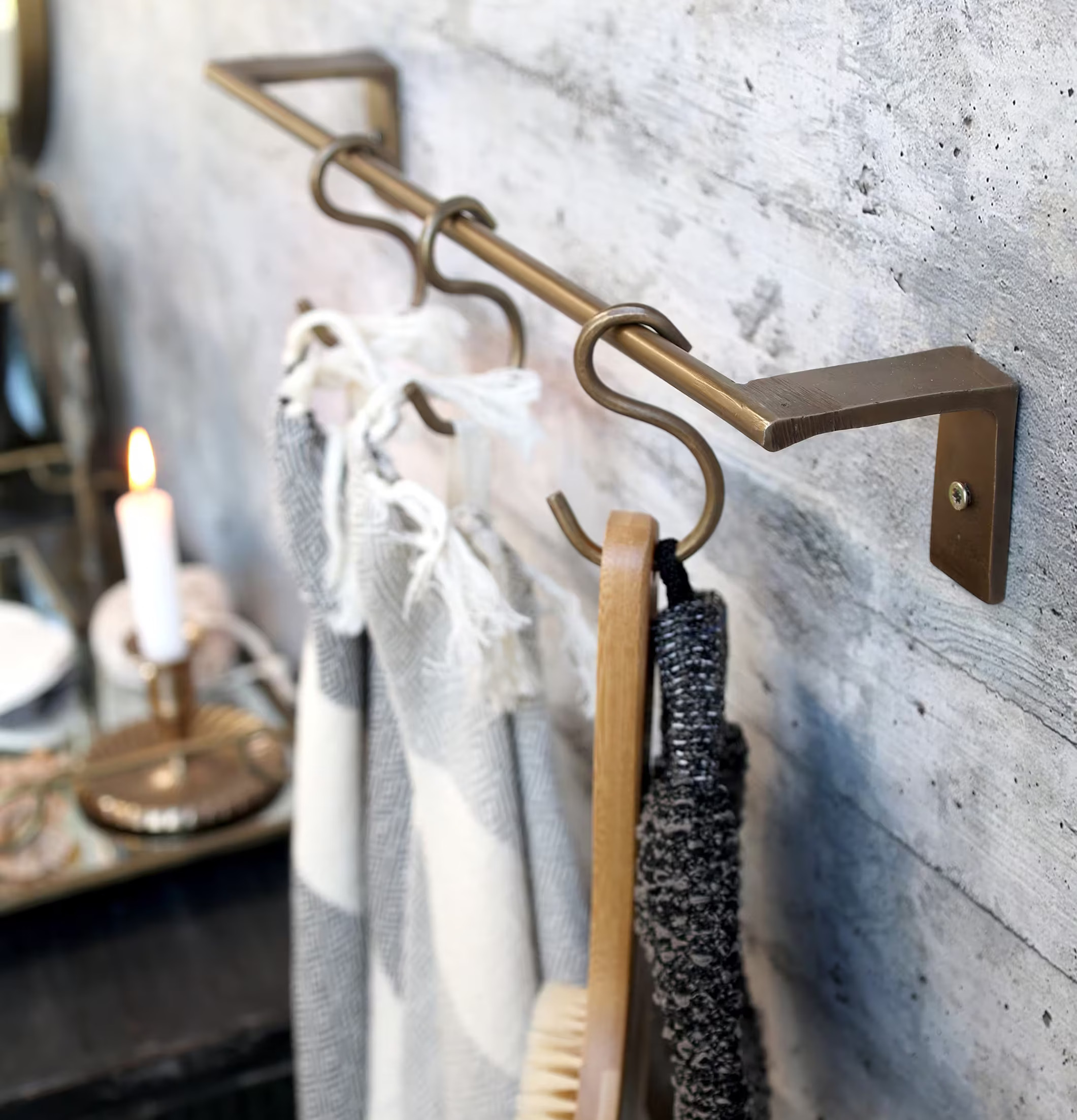 Väggskena Antik Mässing från Chic Antique med S-krokar