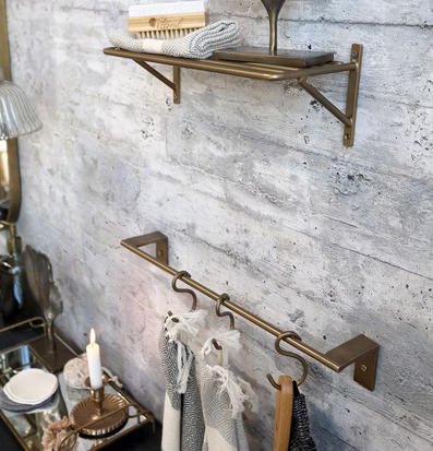 Väggskena Antik Mässing från Chic Antique på betongvägg