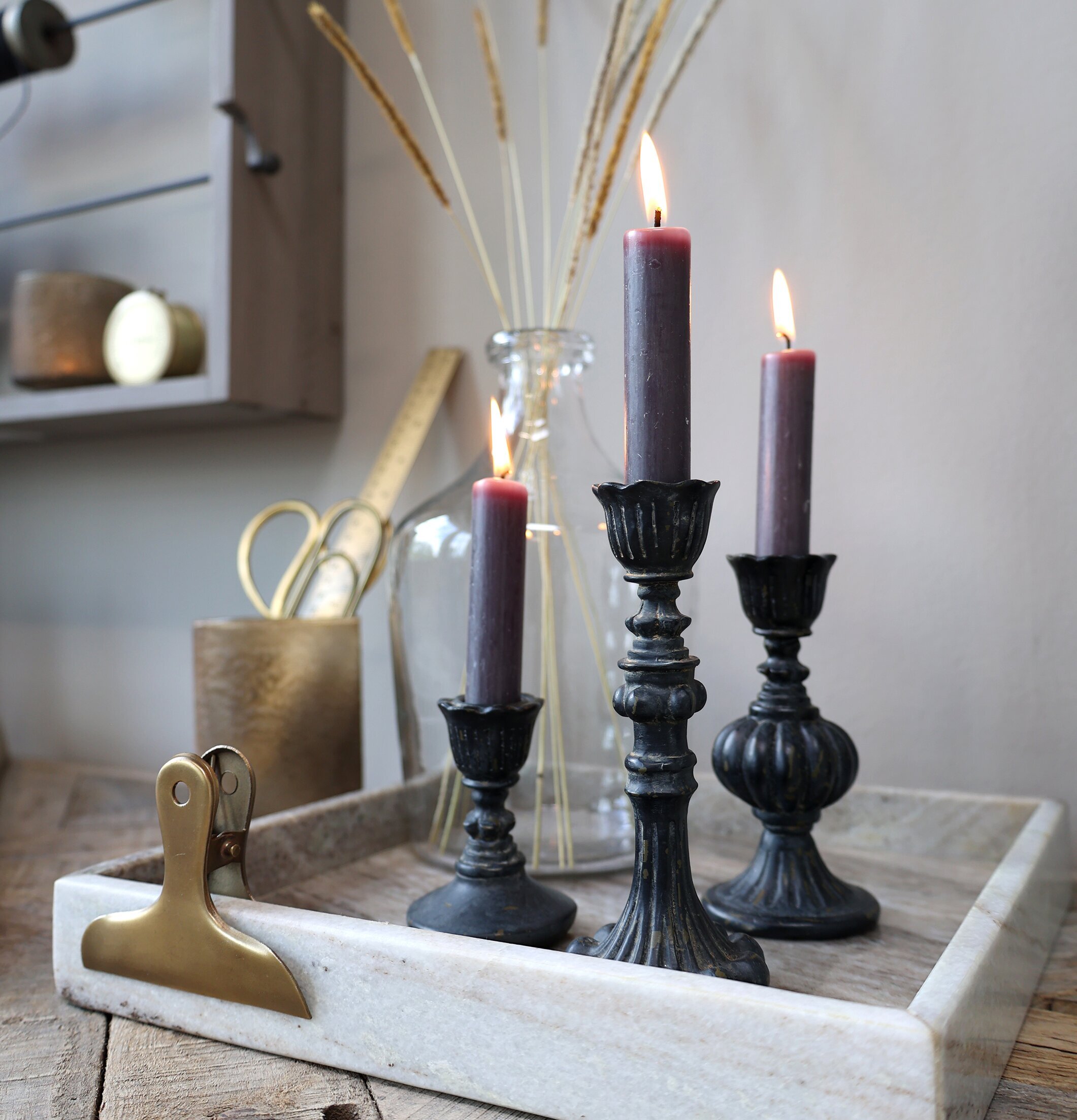 Ljusstake #1 Antiksvart från Chic Antique på rustikt bord