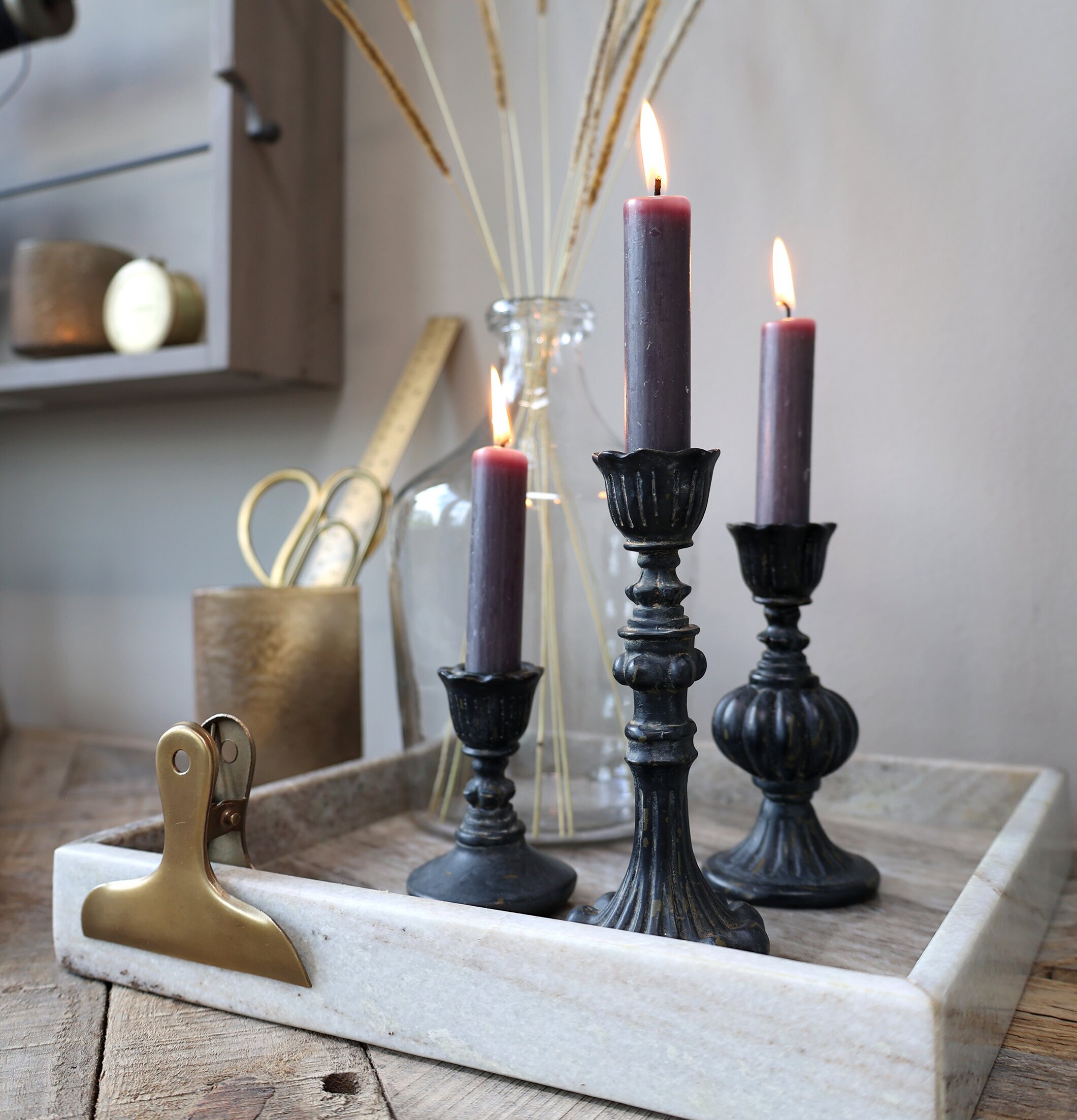 Ljusstake #2 Antiksvart från Chic Antique på marmorerad bricka
