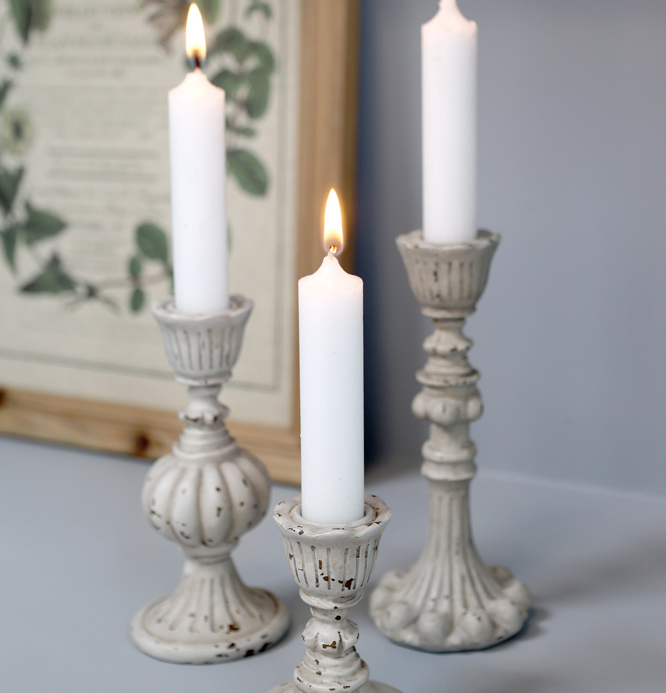 Ljusstake #1 Antikgrå från Chic Antique mot grå vägg