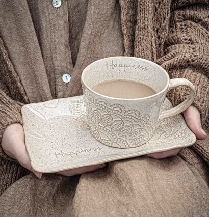 Assiett/Fat Happiness Caramel från Majas Cottage med kopp