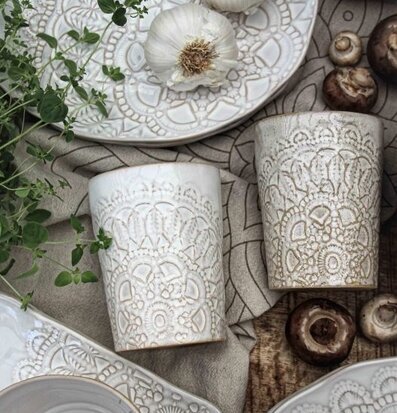 Mugg Happiness Caramel från Majas Cottage på rustikt träbord